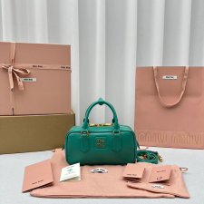 미우미우 아르카디 가죽백 레귤러 5BB142