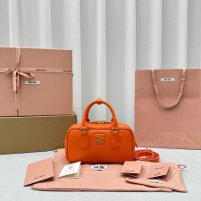 미우미우 아르카디 가죽백 레귤러 5BB142