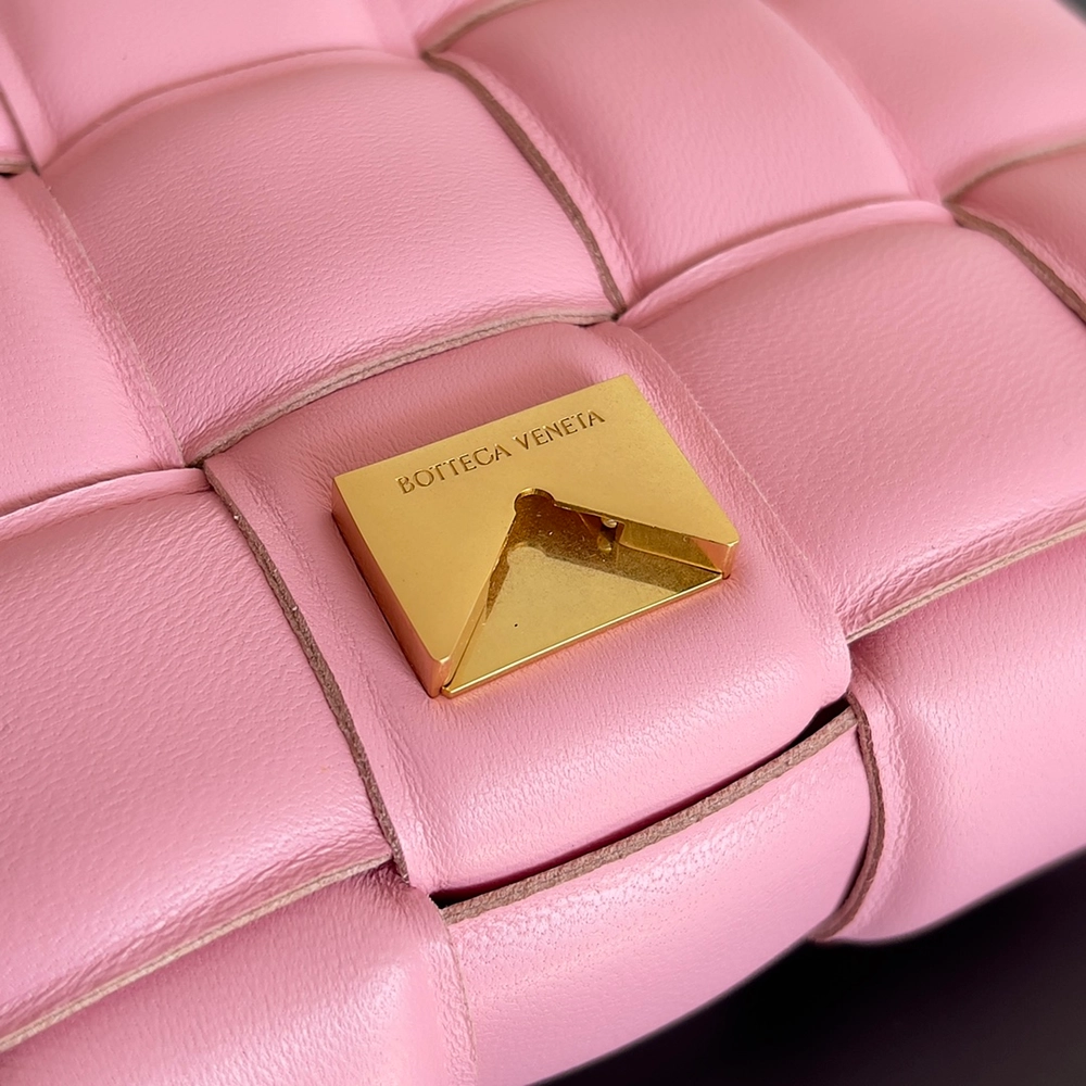 보테가베네타 패딩 스몰 카세트백