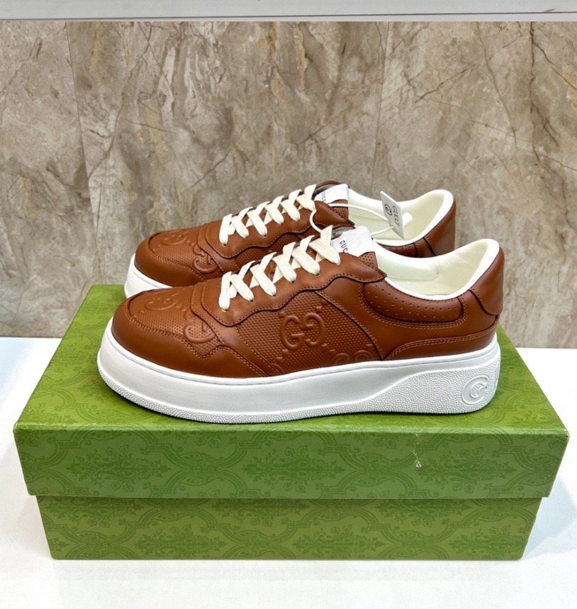 구찌 GG 엠보싱 CHUNKY B 여성 로우탑 스니커즈 670408