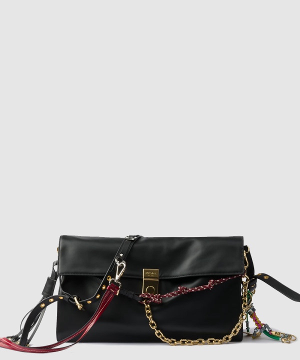 프라다 참이 달린 소프트 사운드 가죽 숄더백 1BN023