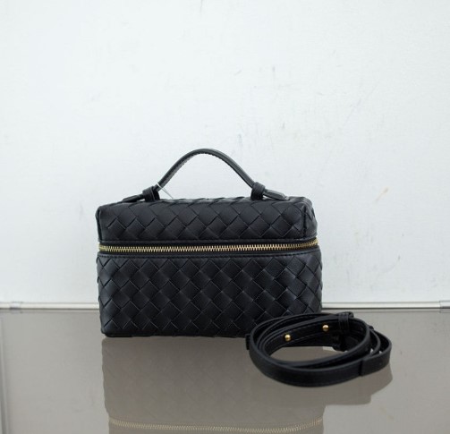 (국내배송) 보테가베네타 스트랩 장식의 베니티 케이스