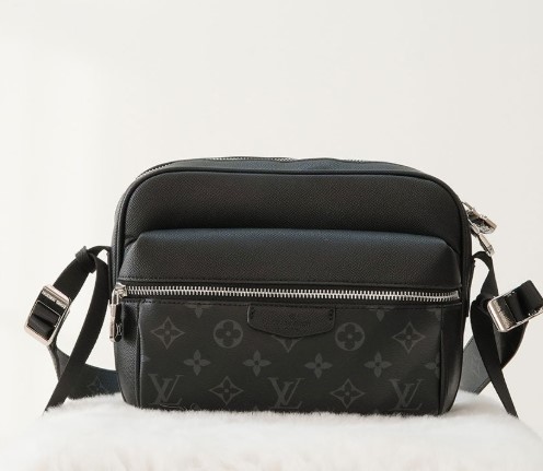 (국내배송) 루이비통 아웃도어 메신저 크로스백