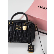 (국내배송) 미우미우 아르카디 마테라쎄 나파 가죽백