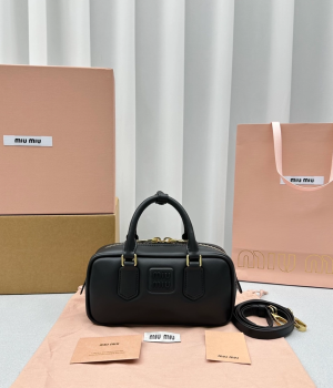 미우미우 아르카디 가죽백 레귤러 5BB142