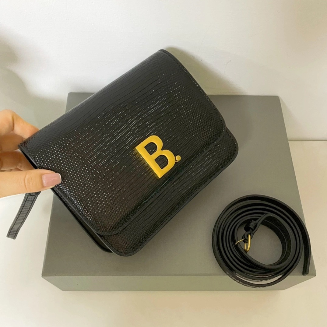 발렌시아가 B.로고 엠보스 리자드 크로스백