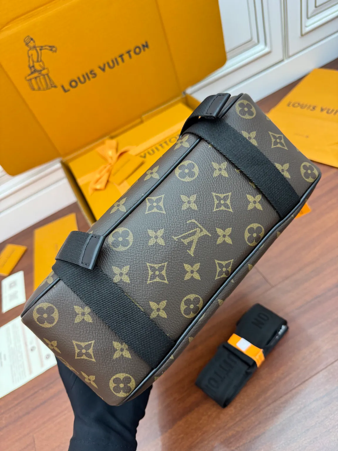 루이비통 LV 트레일 메신저 모노그램 블랙