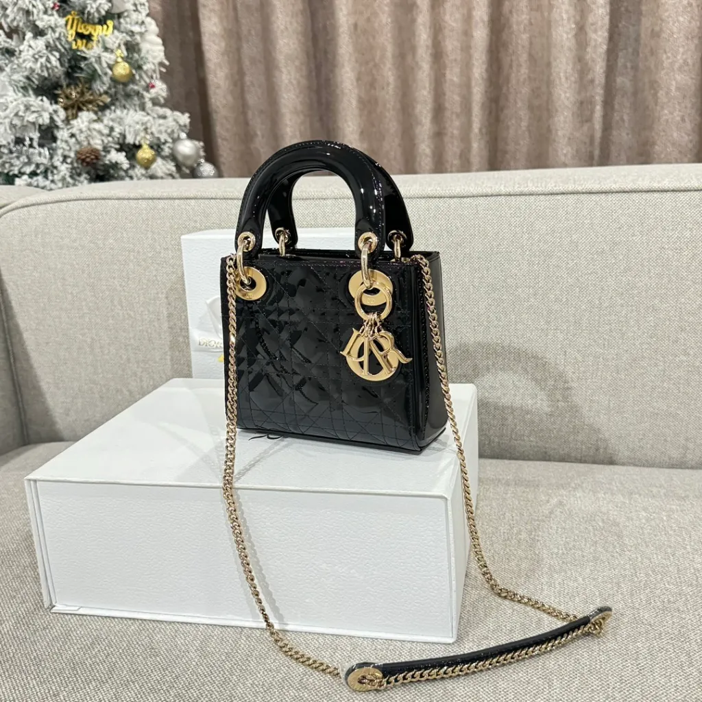 디올 레이디 디올 미니 백 블랙 금장 페이던트