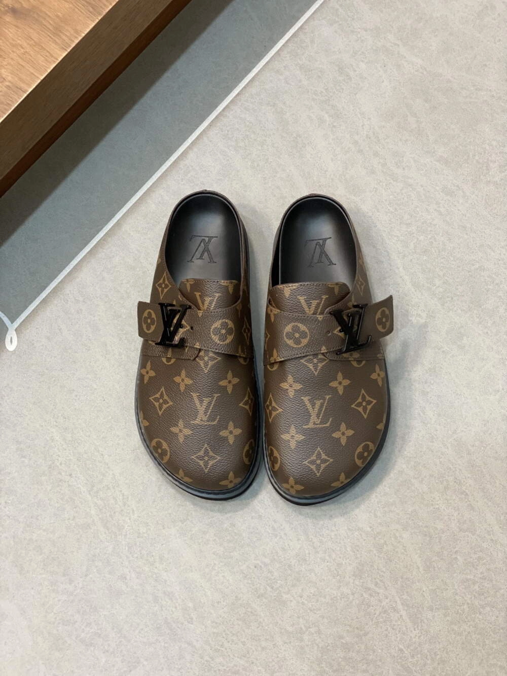 루이비통 LV 이지 뮬 모노그램