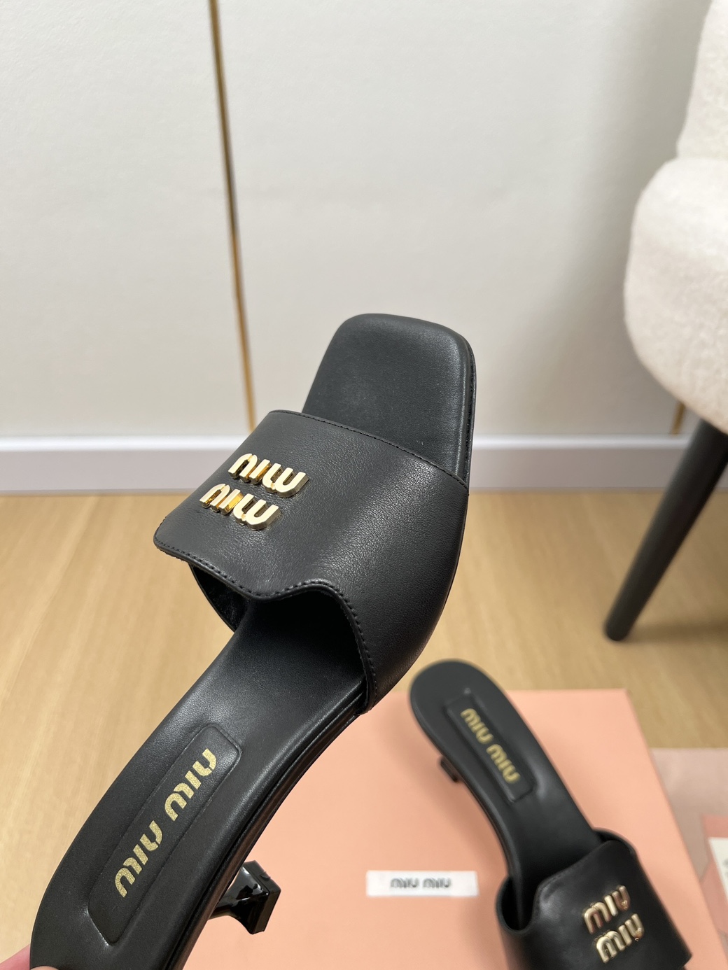 미우미우 레터링 뮬 힐 5cm