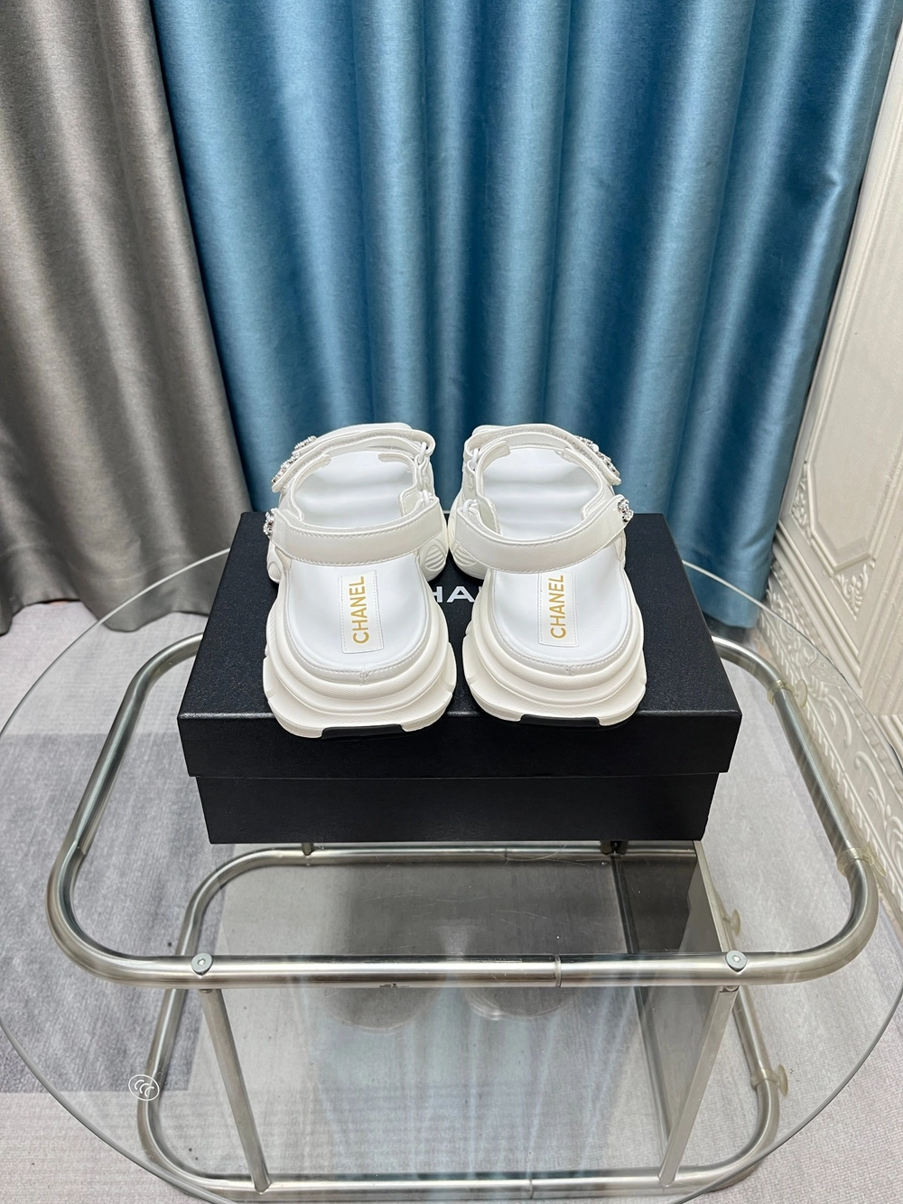 샤넬 가죽 벨크로 샌들