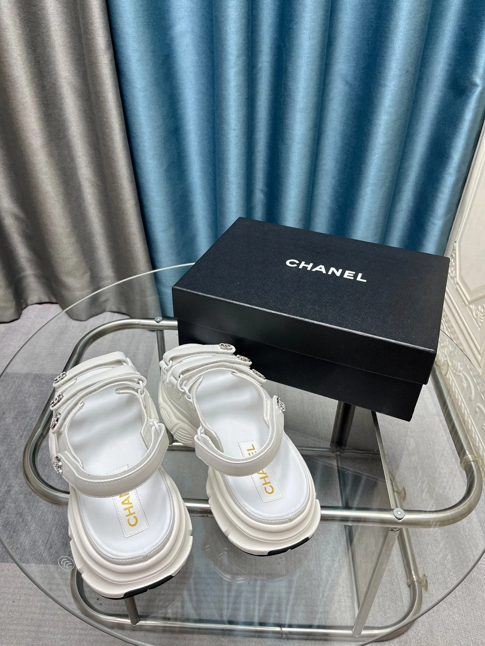 샤넬 가죽 벨크로 샌들