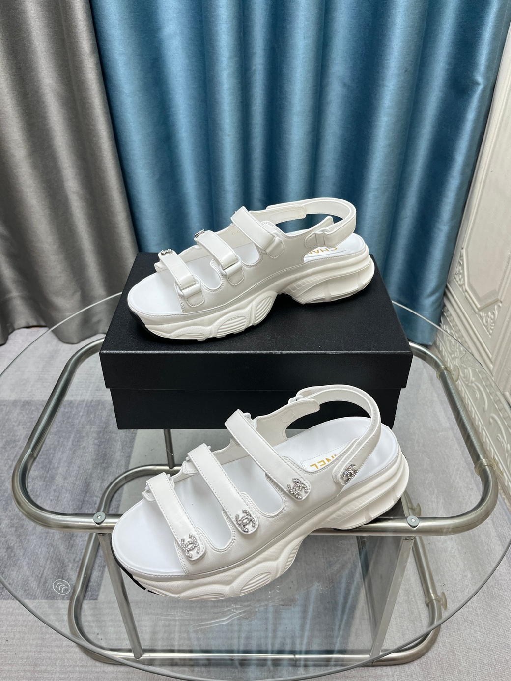 샤넬 가죽 벨크로 샌들