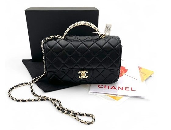 (국내배송) [CHANEL] 샤넬 시즌 램스킨 & 골드 메탈 탑핸들 플랩백