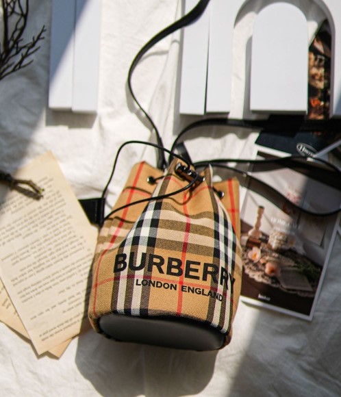 (국내배송) 버버리 캔버스 스트링 미니 복조리 파우치백