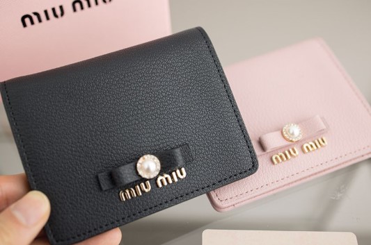 (국내배송) 미우미우 마드라스 펄 리본 스몰 반지갑