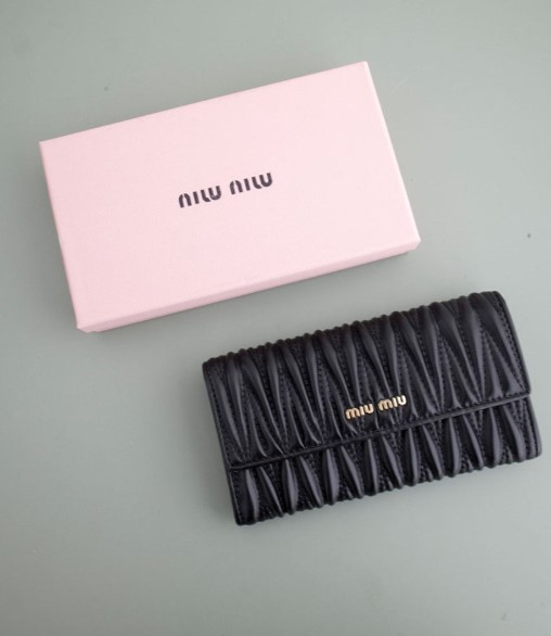 (국내배송) 미우미우 마테라쎄 나파 레더 장지갑