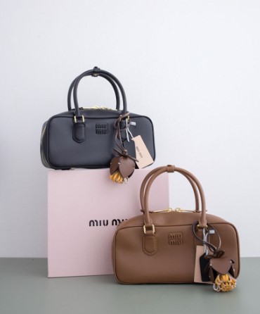 (국내배송) 미우미우 아르카디 가죽 레더백