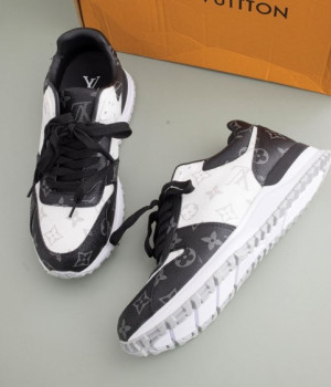 (국내배송) 루이비통 블랙 화이트 런 어웨이 스니커즈