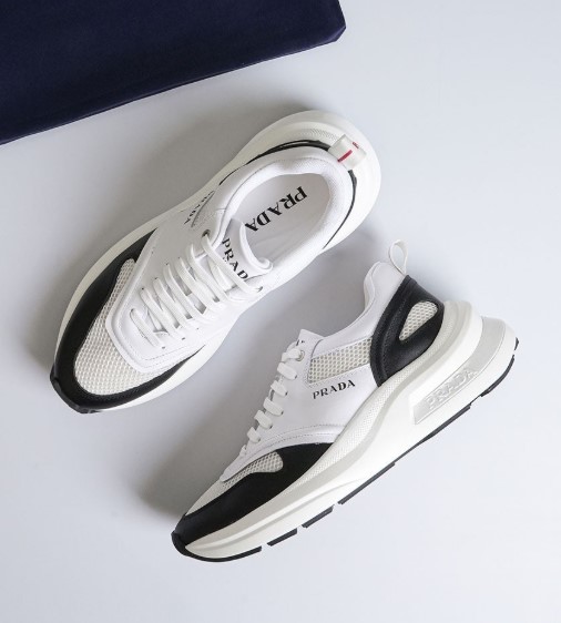 (국내배송) 프라다 스웨이드 매쉬 이니셜 오버솔 스니커즈