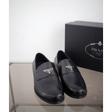 (국내배송) 프라다 남성 애나멜 삼각로고 로퍼