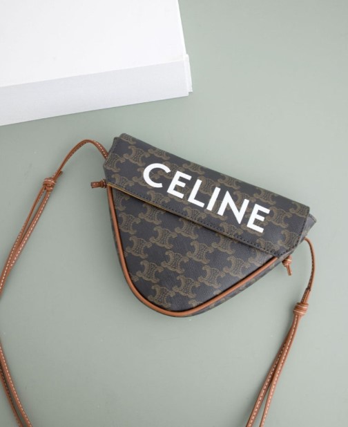 (국내배송) 셀린느 트리옹프 캔버스 트라이앵글백