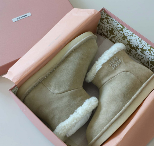 (국내배송) 미우미우 스웨이드 시어링 스노우 부츠