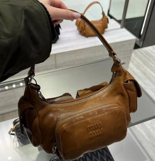 (국내배송) 미우미우 나파 가죽 포켓 숄더백