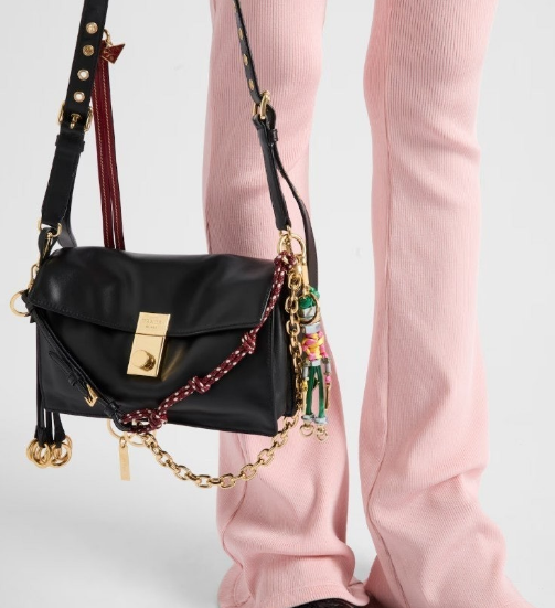 (국내배송) 프라다 참이 달린 소프드 사운드 가죽 스몰 숄더백