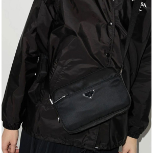 (국내배송) 프라다 트라이앵글 로고 리나일론 크로스 메신저백