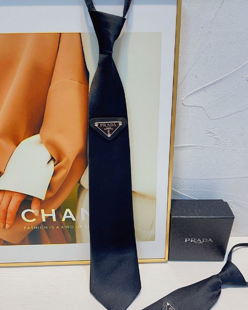 (국내배송) 프라다 삼각로고 넥타이