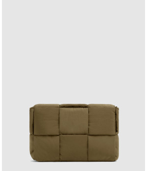 보테가베네타 스몰 패디드 테크 카세트백 755182