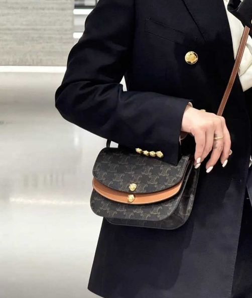 (국내배송) 셀린느 듀오 월렛 온 스트랩 트리옹프 캔버스 앤 카프스킨 백