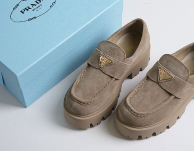 (국내배송) 프라다 25FW 여성 스웨이드 로퍼 베이지