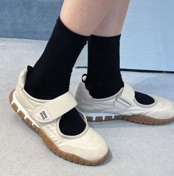 (국내배송) 미우미우 타이어 기능성 소재 및 스웨이드 발레리나