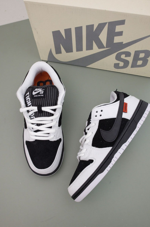 (국내배송) 나이키 Nike x Tightbooth SB Dunk Low Pro Black and White