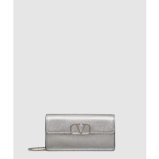 발렌티노 브이로고 시그니처 메탈릭 그레인 카프스킨 체인 지갑