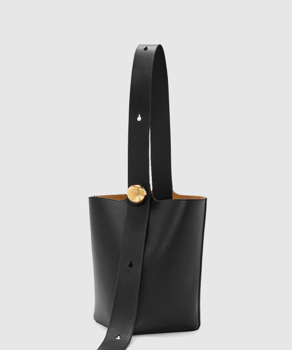 로에베 미디엄 페블 버킷백