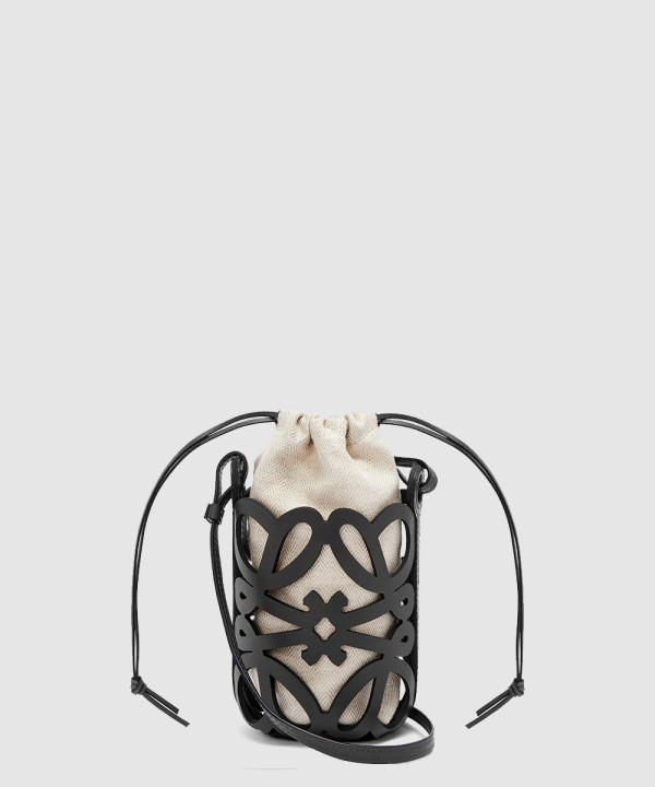 로에베 아나그램 컷아웃 포켓 버킷백 인 클래식 카프스킨 앤 캔버스