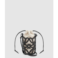 로에베 아나그램 컷아웃 포켓 버킷백 인 클래식 카프스킨 앤 캔버스