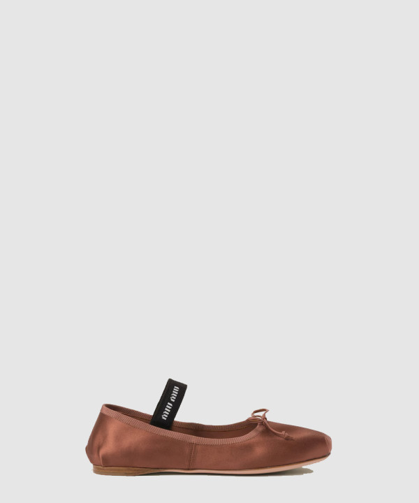 미우미우 새틴 발레리나 플랫 슈즈 5F794D
