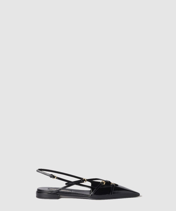 미우미우 멀티플 버클 스트랩 페이던트 레더 슬링백 발레리나 5F476E