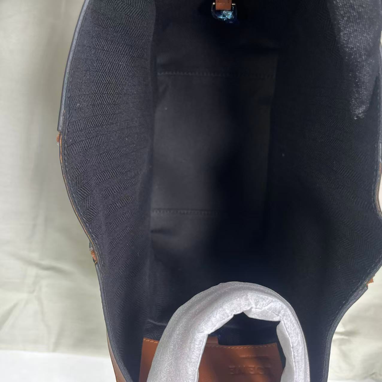 2026년 1월 15일 이*름님 로에베 컴팩트 해먹백 검품 및 출고