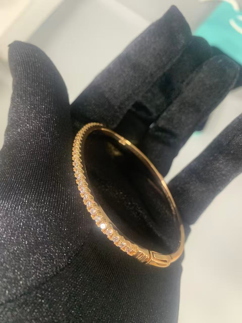 2026년 3월 18일 송*화 님 티파니앤코 매트로 힌지드 브레이슬리 검품 및 출고