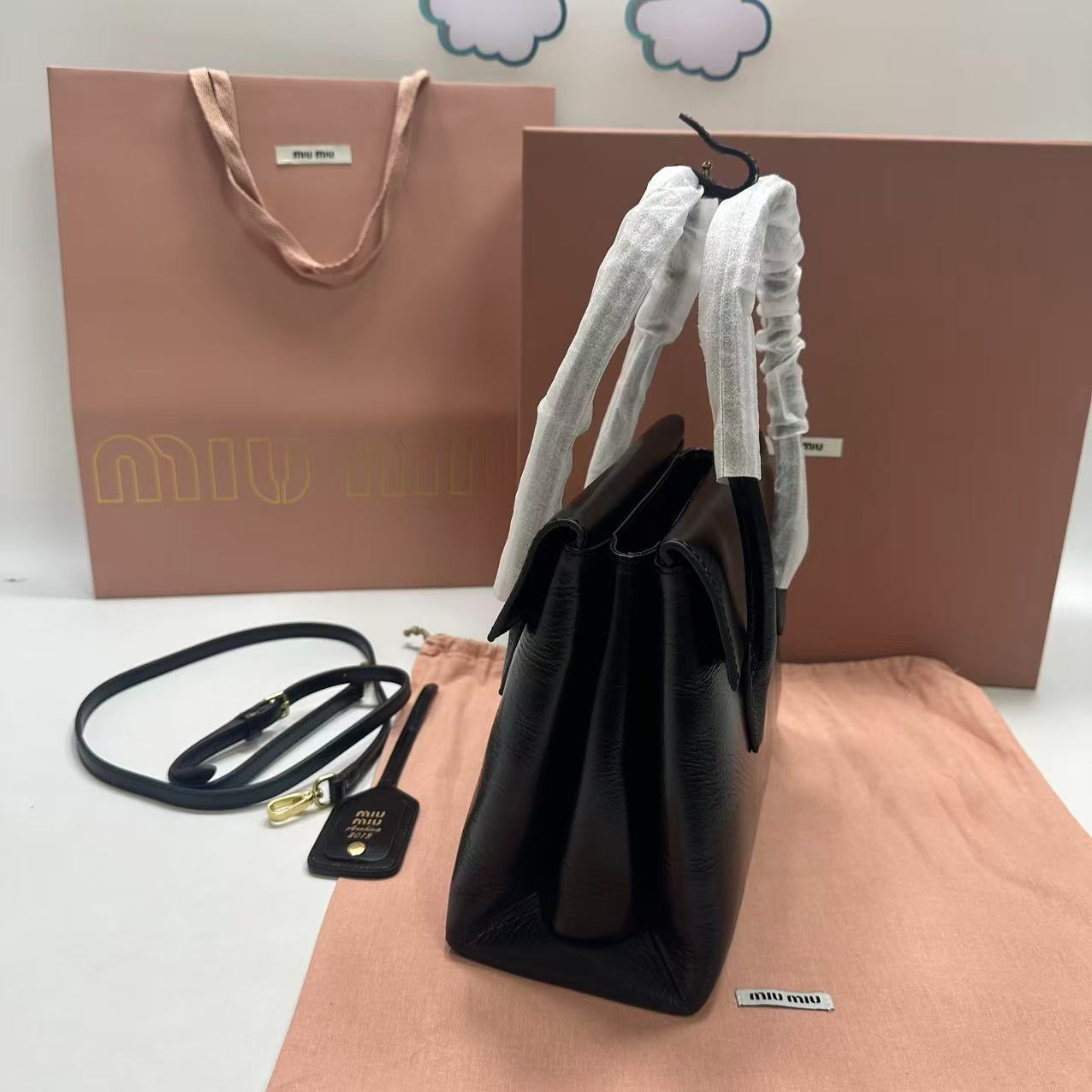 2026년 3월 20일 김*영님 미우미우 솔리테어 샤이니 레더 백 검품 및 출고