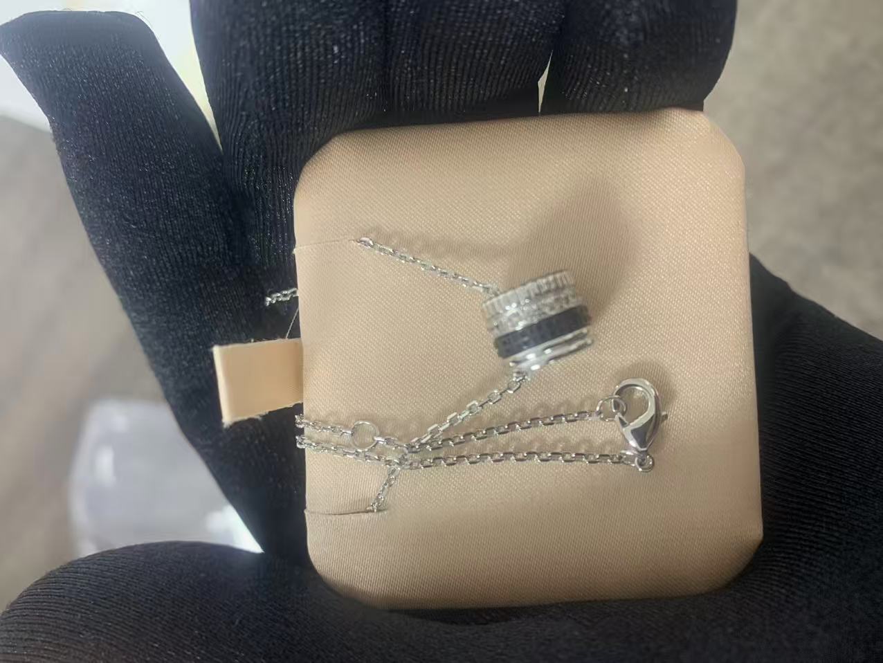 2026년 4월 9일 염*우님 부쉐론 콰트로 블랙 에디션 목걸이 검품 및 출고